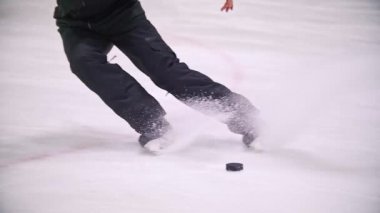 Hokey oyuncusu buz hokeyi alan saçılma buz parçacıkları üzerinde frenler