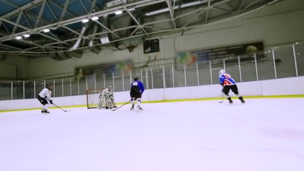 Jugadores de hockey atacan a las puertas del enemigo — Vídeo de stock