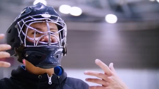 Jogador de hóquei tira a máscara enquanto joga hóquei no gelo — Vídeo de Stock