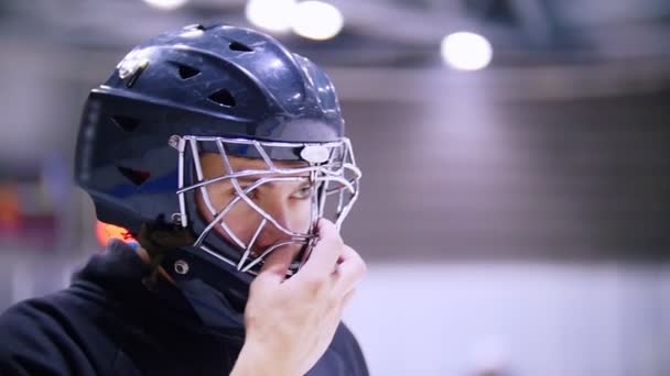 Stanco giocatore di hockey si toglie la maschera mentre gioca a hockey su ghiaccio — Video Stock