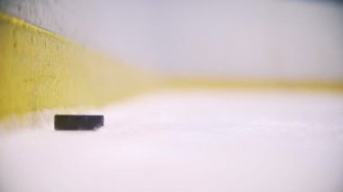 Pak yavaş yavaş kamera ve durur toplar. Yakın çekim