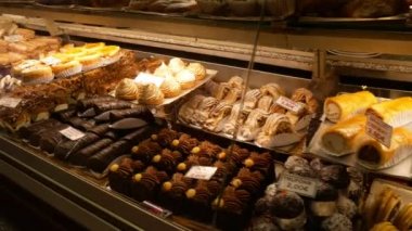 Tatlılar dükkanı pencerenin arkasında farklı türleri