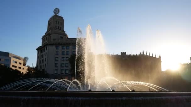 An european showplace. Close up fountain, beautiful lighting — Stock Video