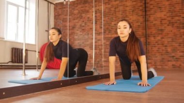 Kız sıcak yukarıya ve aynanın önünde paspas egzersizleri yapıyor