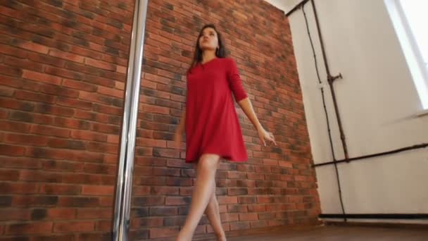 Σέξι κορίτσι με κόκκινο φόρεμα πόλο εκπαίδευσης χορού. Άλμα στο πόλο — Αρχείο Βίντεο