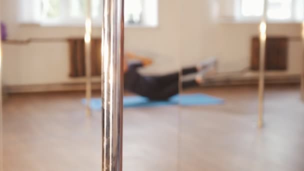 Chica calienta en la estera antes de entrenar en un estudio . — Vídeos de Stock