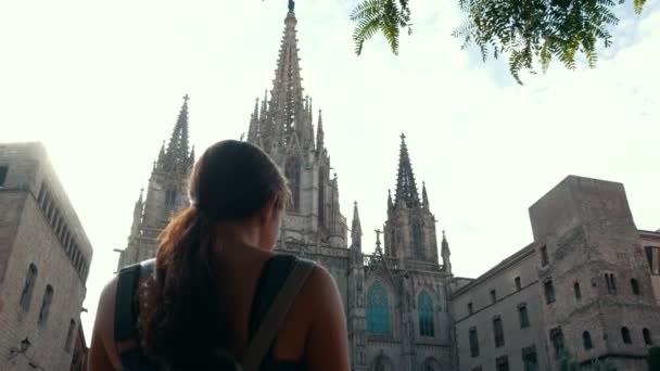 Jovencita Mirando Escaparate Europeo Hermosa Arquitectura — Vídeos de Stock