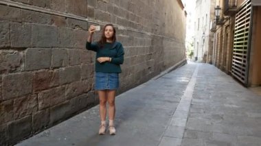 Avrupa Caddesinde duran ve bir yudum alarak genç kız
