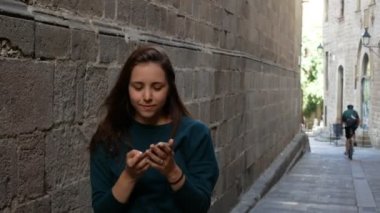 Genç kız Avrupa Caddesi'nde ayakta ve bir ateş etti. Onun telefonunda arıyorsunuz