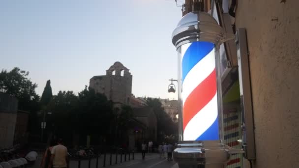 Calles de la ciudad europea, gente caminando. El letrero de peluquería — Vídeo de stock