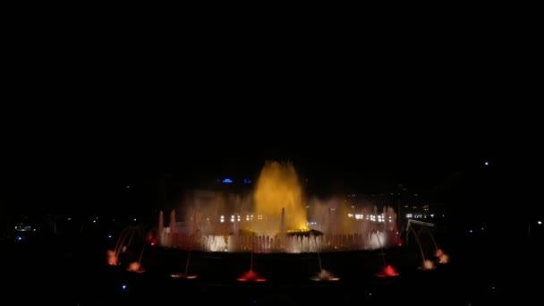 Волшебные фонтаны, красочное ночное шоу с различными формами воды поздно вечером — стоковое видео