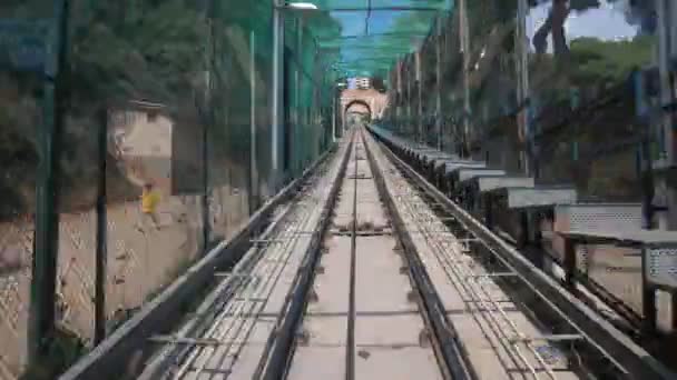 バルセロナ トンネルのケーブルカーの交通機関。速道路 — ストック動画