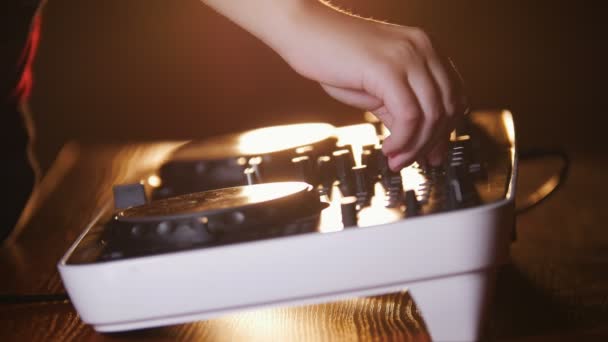 Närbild av händerna på Dj spelar musik blanda och skrapa på skivspelare musikutrustning. Professionell musikutrustning med lampor och kontroller som spelas av manliga discjockey. — Stockvideo