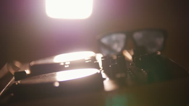DJ παίρνει ακουστικά από το μπροστινό μέρος. μίξερ κάτω από το φως πνεύμα τα γυαλιά ηλίου — Αρχείο Βίντεο