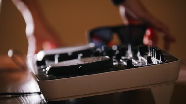 Dj allume la consol audio. Allumez-vous. lunettes en backgrond — Video