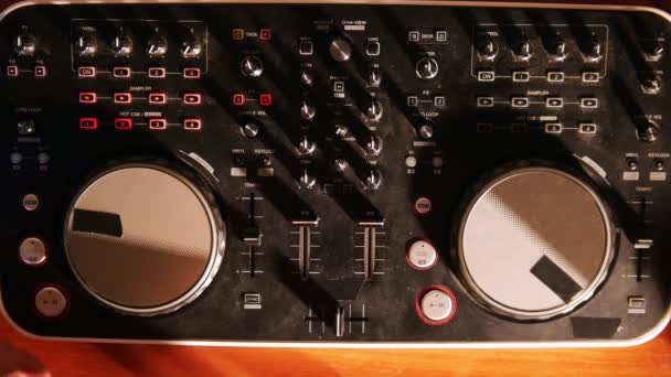 Ajuste de deslizadores de fundido en la consola de música del mezclador de audio en el estudio — Vídeo de stock