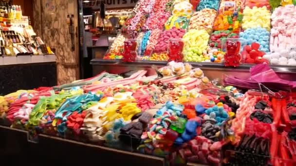 Barcelone, Espagne - Septembre 2018, - De nombreux bonbons colorés dans la confiserie au bazar — Video