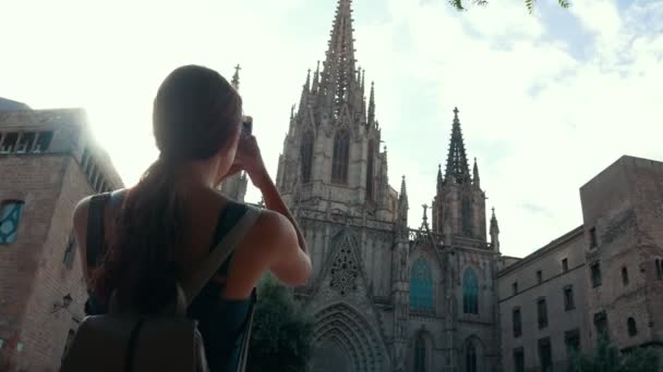 Barcelona, Spanien - September 2018 -, kvinnlig turist gör bilder på mobil smartphone kamera nära La Catedral de la Santa Cruz y Santa Eulalia. — Stockvideo