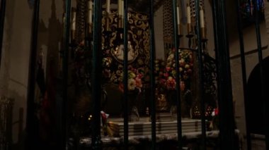 Barcelona, İspanya - Eylül 2018: eski Katolik Kilisesi içinde. Kilise eşyaları ve ibadet nesneleri