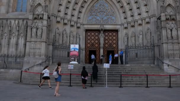 Барселона, Испания - сентябрь 2018: Неизвестные ходят по площади в соборе Святого Креста и Святой Эулалии, фотографируют знаменитую достопримечательность Барселоны — стоковое видео