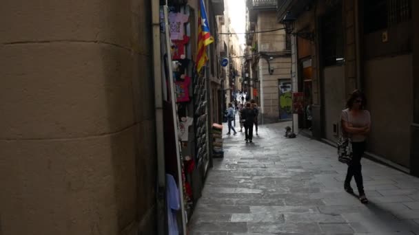 Barcelona, Espanha - Setembro 2018: Rua estreita na cidade velha de Barcelona withe estelada na parede . — Vídeo de Stock