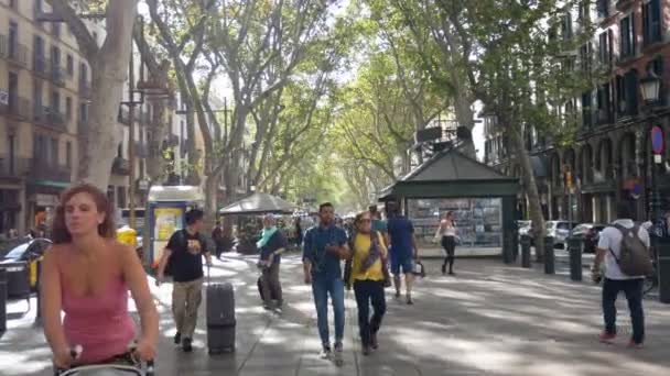 Barcelona, İspanya - Eylül 2018: Kalabalık Barcelona şehir La Rambla orta sokakta yürüyen insan. — Stok video