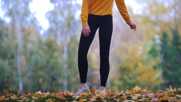 Lány Csinál Akrobatikus Áll Próbál Egyensúlyt Tartani Képzés Tornász Ősszel — Stock videók