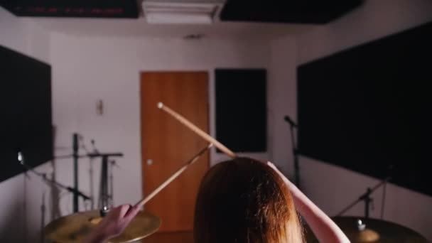 Dashing chica con pelo negro percusión baterista comienza a tocar la batería — Vídeos de Stock