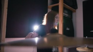 Genç rock müzik - tutkulu cesur kız perküsyon davulcu gerçekleştirmek müzik yıkmak