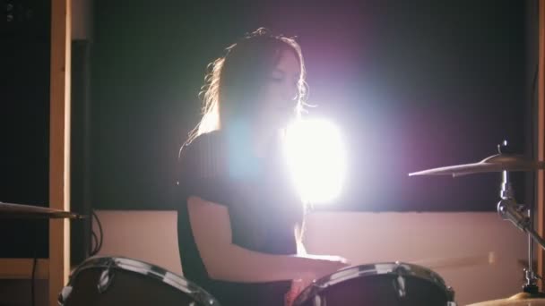 Ung kvinna slagverk trummisen utför med trummor — Stockvideo