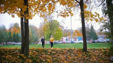 Kameranın doğru çalışan jimnastik kızlar. Sonbahar park
