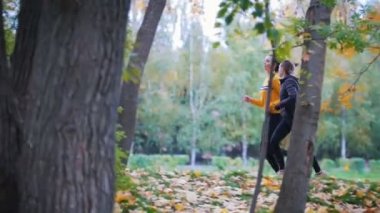 Sonbahar parkta çalıştıran active kızlar