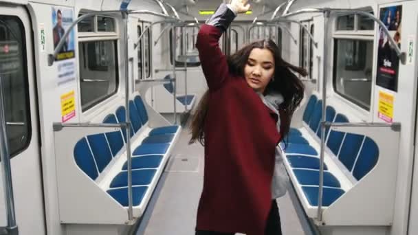 Mujer joven bailando pole dance en tren en movimiento — Vídeo de stock