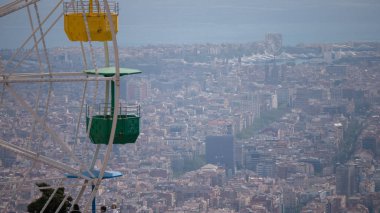 Bulutlu gökyüzü arka plan dönme. Şehre bulutlu genel bakış