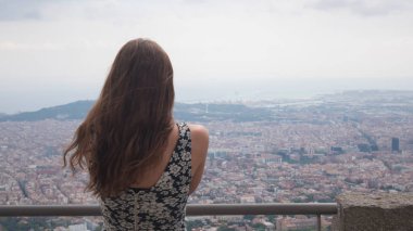 Gözlem güvertesinde kalan kız. Barselona şehir havadan görünümü. Şehir genel bakış. Nefes kesen manzarası