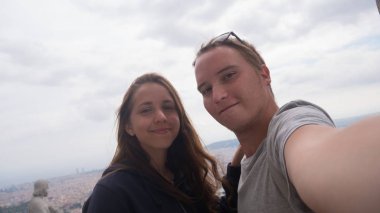 Gözlem güvertesinde bir selfie alarak genç bir çift. Barselona şehir havadan görünümü. Şehir genel bakış.