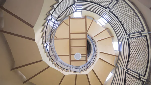 Pandangan ke atas dari tangga spiral. Eropa — Stok Foto