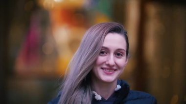 Kamera seyir ve gülümseyen güzel kız. Sonbahar, sonbahar yaprak