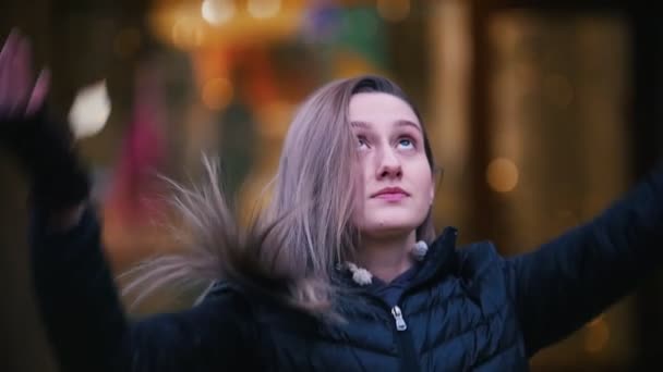 Beautiful girl throwing leaves in the air. Autumn — Stock Video