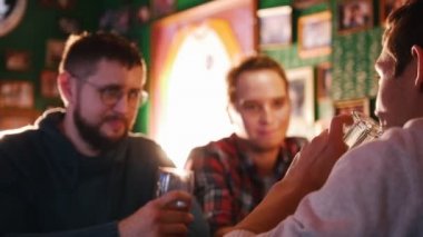 İyi eski arkadaş bir barda bira içiyor ve bir şey tartışmak