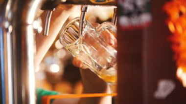 Fıçı bira musluktan bardak içine dökülen adam