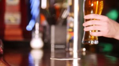 Barmen içkiyi müşteriye geçer. Eller sadece