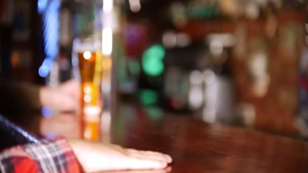 Barman předává nápoj zákazníkovi na stůl. Zákazník úlovky — Stock video