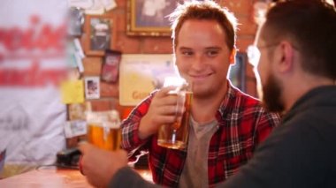 İki adam barda oturup, bira, çocuklar içiyor gözlük sorun ve birbirinizle konuşmak