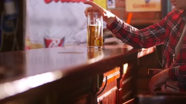 Chico retuerce la pinta de cerveza y toma un sorbo — Vídeos de Stock