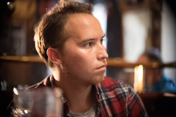 Yakışıklı düşünceli genç adam barda içki bira sayaç — Stok fotoğraf