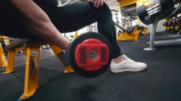 Bodybuilder i ett svart linne pumpa hans biceps muskeln — Stockvideo