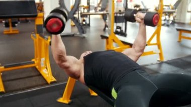 Göğüs kasları pompalama siyah bir tank top vücut geliştirmeci
