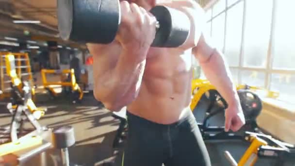 Bodybuilder im schwarzen Tanktop, der seinen Schultermuskel pumpt — Stockvideo