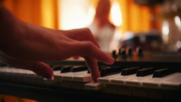 Repetição. Uma rapariga baterista e um tipo nos teclados. Foco das mãos aos tambores — Vídeo de Stock